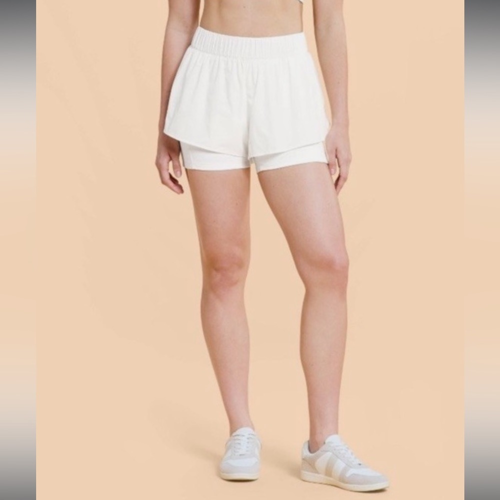 Blogilates Women's Ruffle Woven Mid-Rise Shorts 3" Cream Sugar Swizzle S
